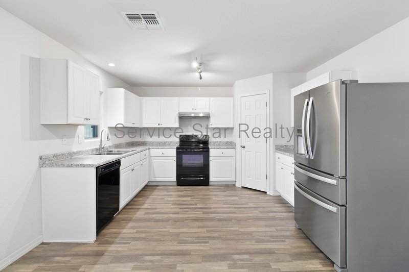 MOVE IN SPECIAL -- **2 WEEKS FREE RENT** property image