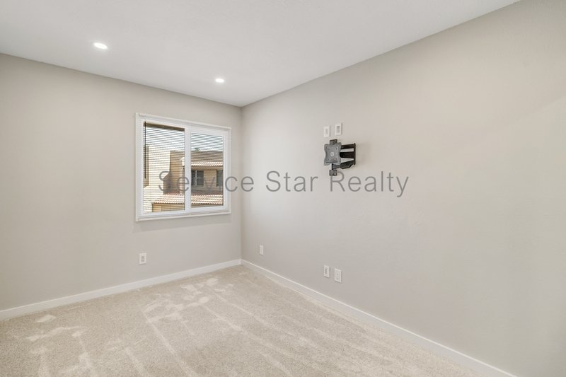 Fantastic 2-Bed + 1.5-Bath Townhome in Glendale! property image