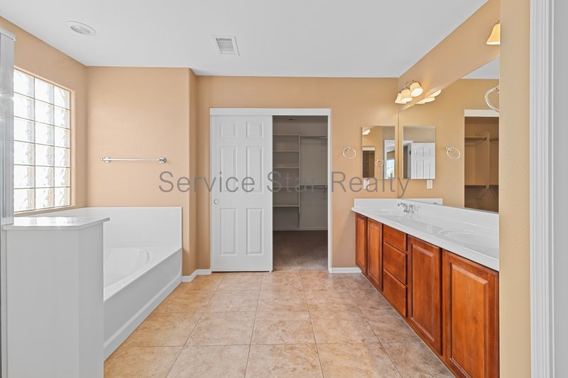 Spacious 5 Bed/3.5 Bath Home! property image