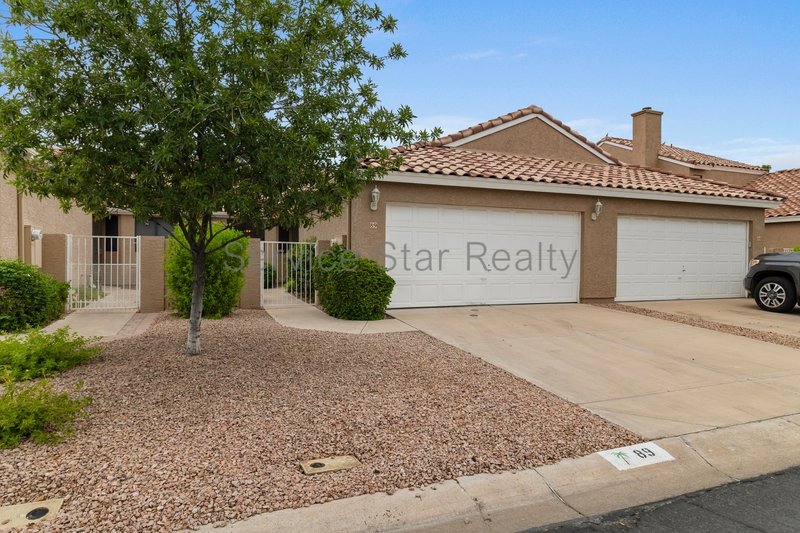 1/2 off First Month Rent - 2 Bed/2 Bath-Pool - Excellent Location property image