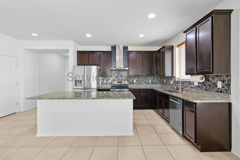 Bright & Spacious 4-Bedroom Home in South Phoenix! property image