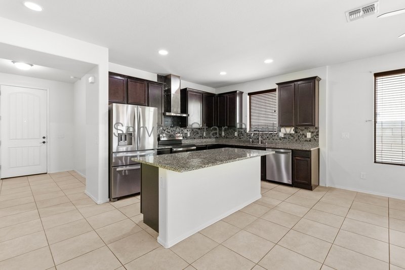 Bright & Spacious 4-Bedroom Home in South Phoenix! property image
