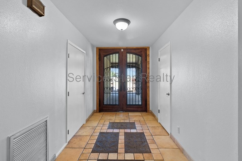 Spacious Glendale Retreat on Nearly an Acre | No HOA property image