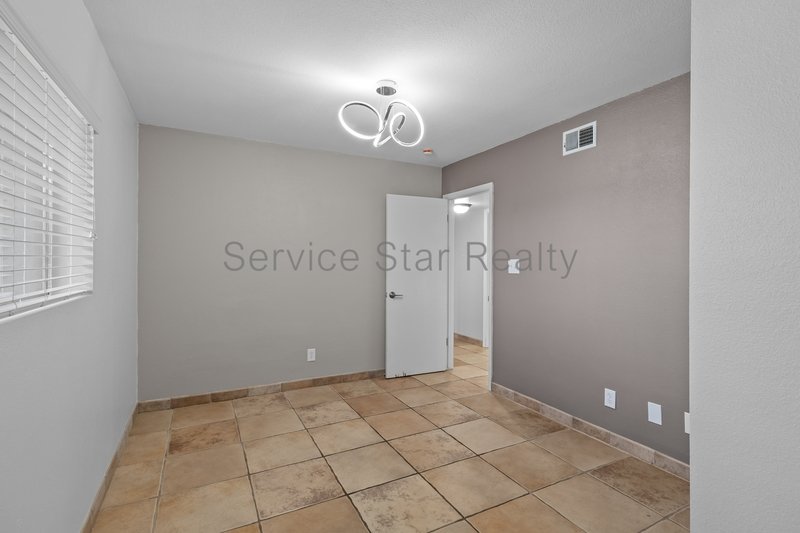 Spacious Glendale Retreat on Nearly an Acre | No HOA property image