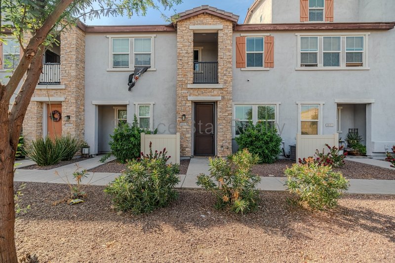 Spacious 3 Bed / 2.5 Bath Home with 2-Car Garage ? Prime South Phoenix property image