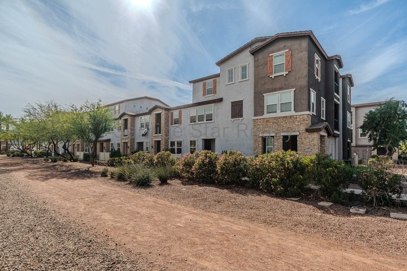 Spacious 3 Bed / 2.5 Bath Home with 2-Car Garage ? Prime South Phoenix property image