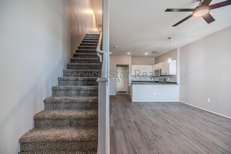 Spacious 3 Bed / 2.5 Bath Home with 2-Car Garage ? Prime South Phoenix property image