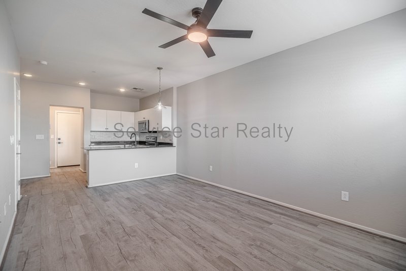 Spacious 3 Bed / 2.5 Bath Home with 2-Car Garage ? Prime South Phoenix property image