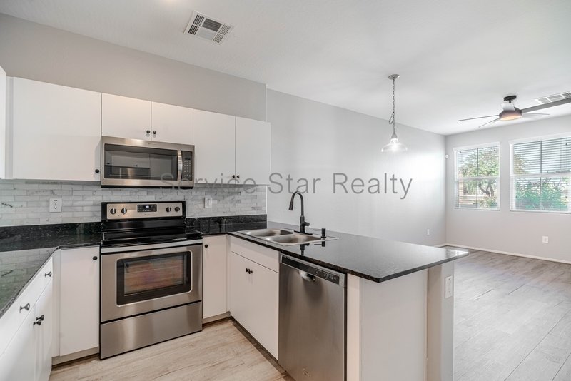 Spacious 3 Bed / 2.5 Bath Home with 2-Car Garage ? Prime South Phoenix property image