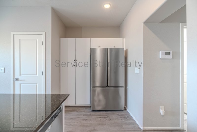 Spacious 3 Bed / 2.5 Bath Home with 2-Car Garage ? Prime South Phoenix property image