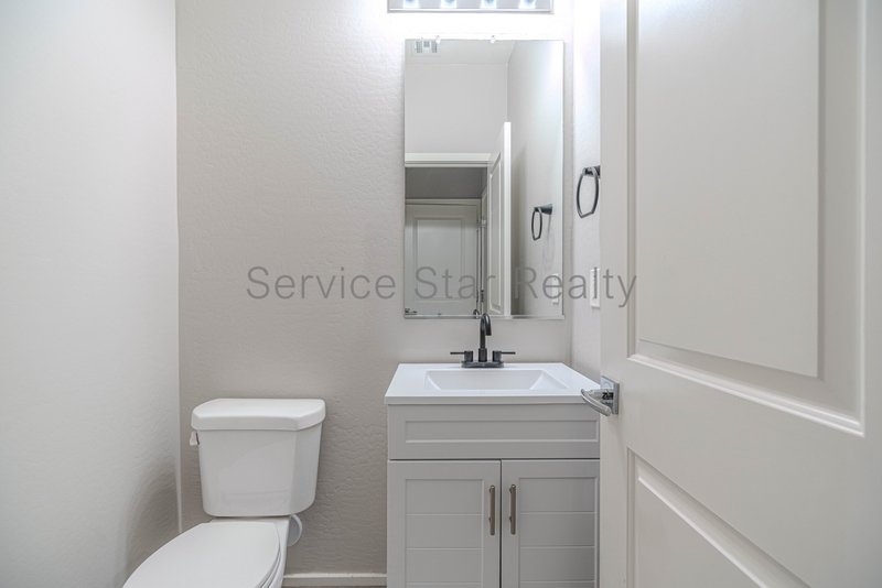 Spacious 3 Bed / 2.5 Bath Home with 2-Car Garage ? Prime South Phoenix property image