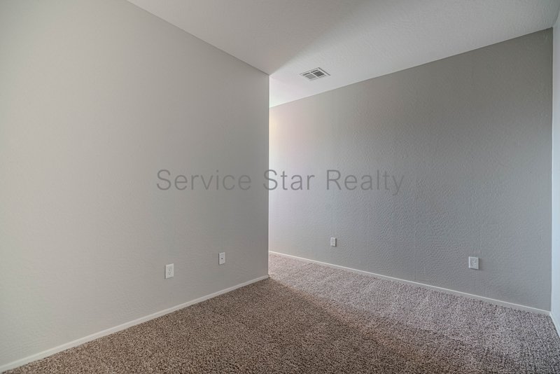 Spacious 3 Bed / 2.5 Bath Home with 2-Car Garage ? Prime South Phoenix property image