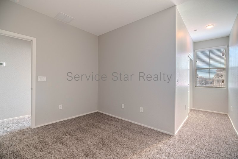 Spacious 3 Bed / 2.5 Bath Home with 2-Car Garage ? Prime South Phoenix property image