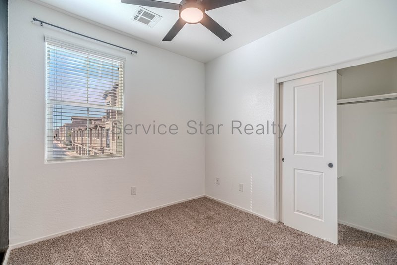 Spacious 3 Bed / 2.5 Bath Home with 2-Car Garage ? Prime South Phoenix property image