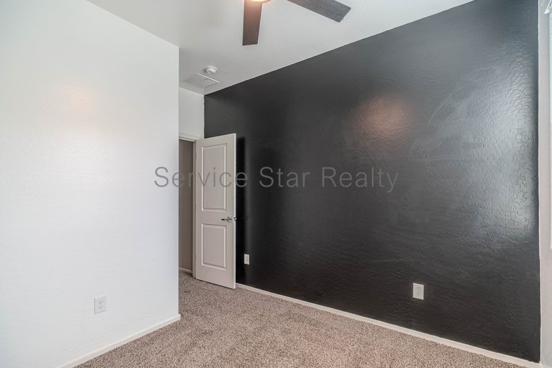 Spacious 3 Bed / 2.5 Bath Home with 2-Car Garage ? Prime South Phoenix property image