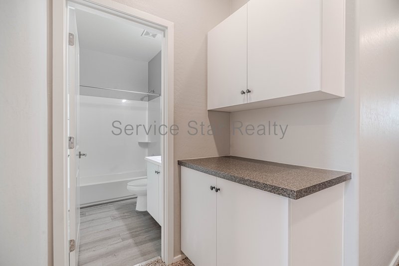 Spacious 3 Bed / 2.5 Bath Home with 2-Car Garage ? Prime South Phoenix property image