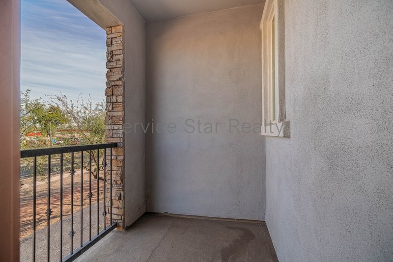 Spacious 3 Bed / 2.5 Bath Home with 2-Car Garage ? Prime South Phoenix property image