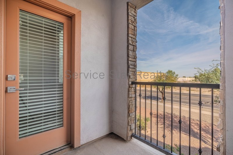 Spacious 3 Bed / 2.5 Bath Home with 2-Car Garage ? Prime South Phoenix property image
