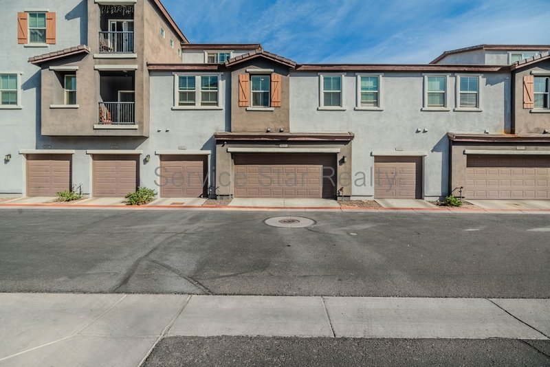 Spacious 3 Bed / 2.5 Bath Home with 2-Car Garage ? Prime South Phoenix property image