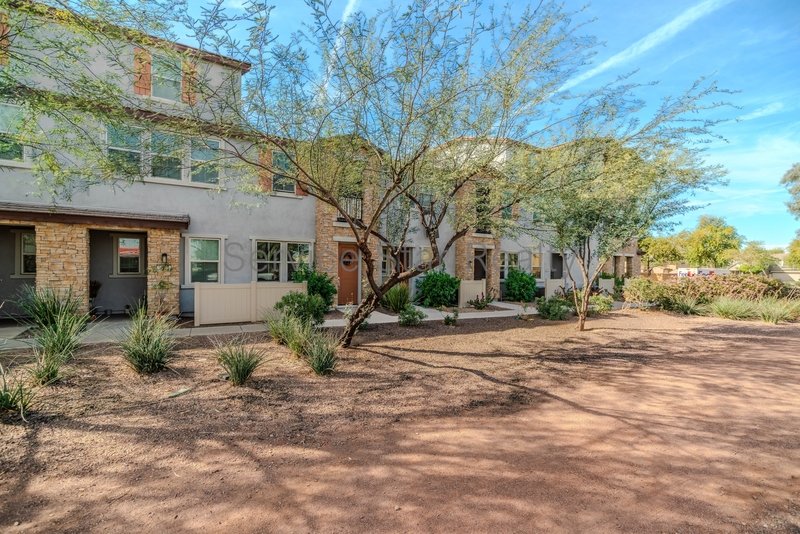 Spacious 3 Bed / 2.5 Bath Home with 2-Car Garage ? Prime South Phoenix property image
