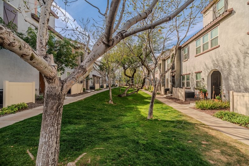 Spacious 3 Bed / 2.5 Bath Home with 2-Car Garage ? Prime South Phoenix property image