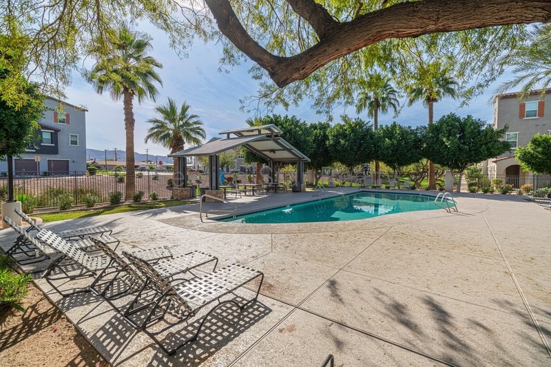 Spacious 3 Bed / 2.5 Bath Home with 2-Car Garage ? Prime South Phoenix property image