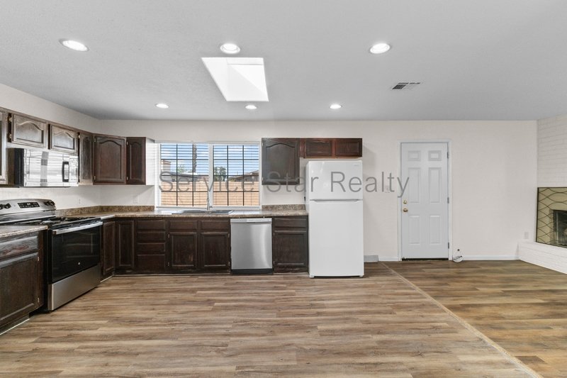 Great 5 bed 2 bath home property image