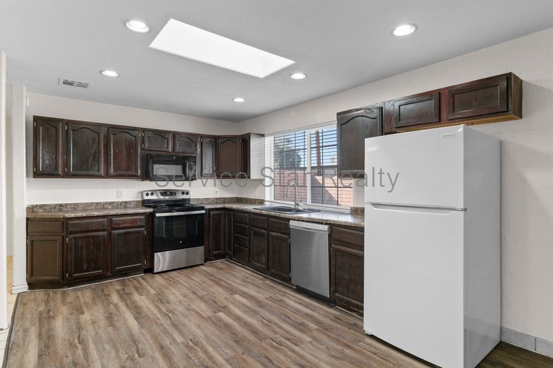 Great 5 bed 2 bath home property image