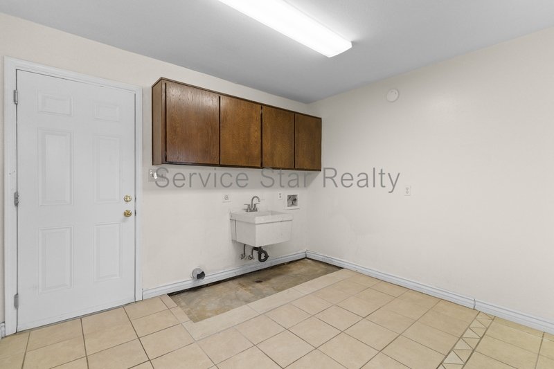 Great 5 bed 2 bath home property image