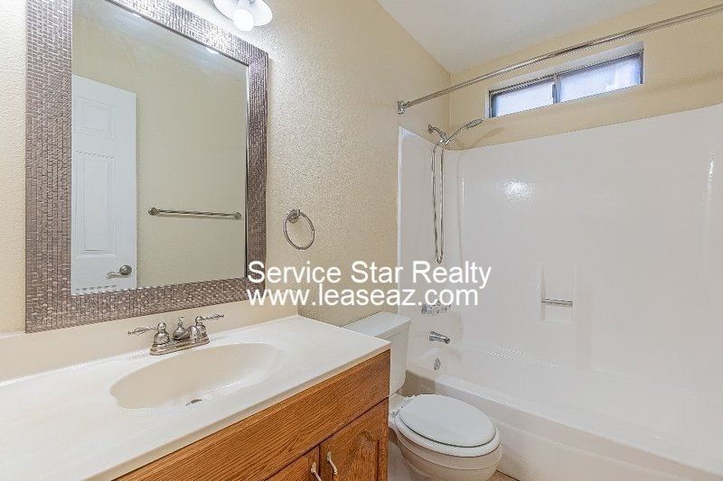 5 bedroom/ 3 bath with a POOL! 2 WEEKS FREE IF MOVED IN BY 11/30!! property image