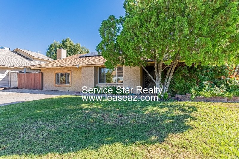 5 bedroom/ 3 bath with a POOL! 2 WEEKS FREE IF MOVED IN BY 11/30!! property image