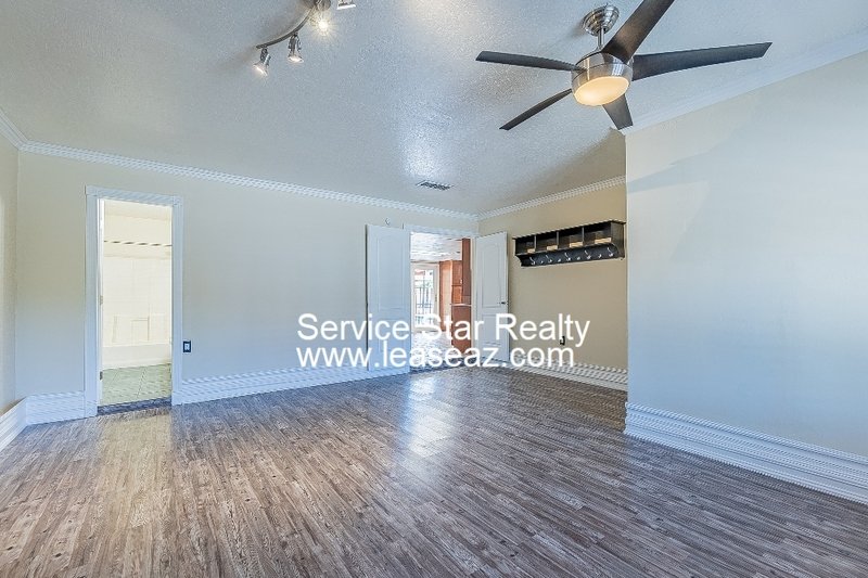 5 bedroom/ 3 bath with a POOL! 2 WEEKS FREE IF MOVED IN BY 11/30!! property image