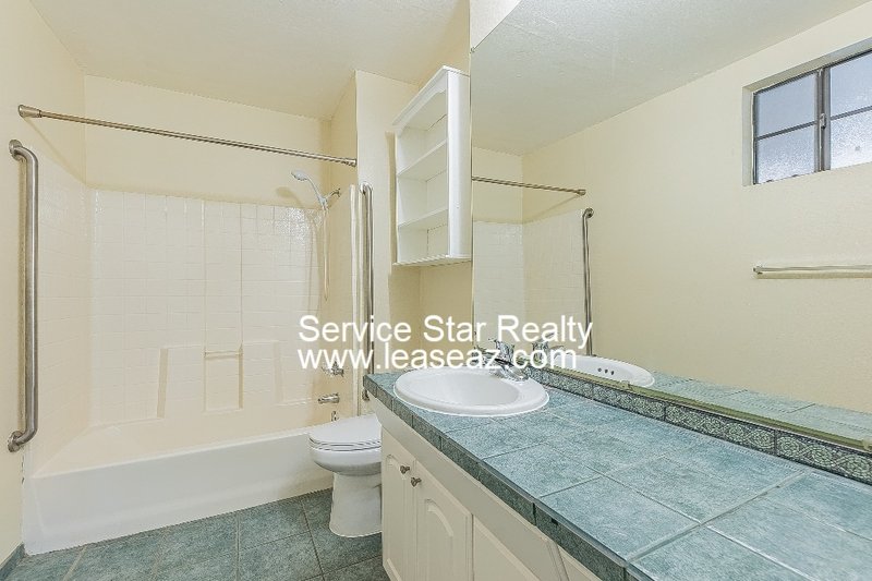 5 bedroom/ 3 bath with a POOL! 2 WEEKS FREE IF MOVED IN BY 11/30!! property image