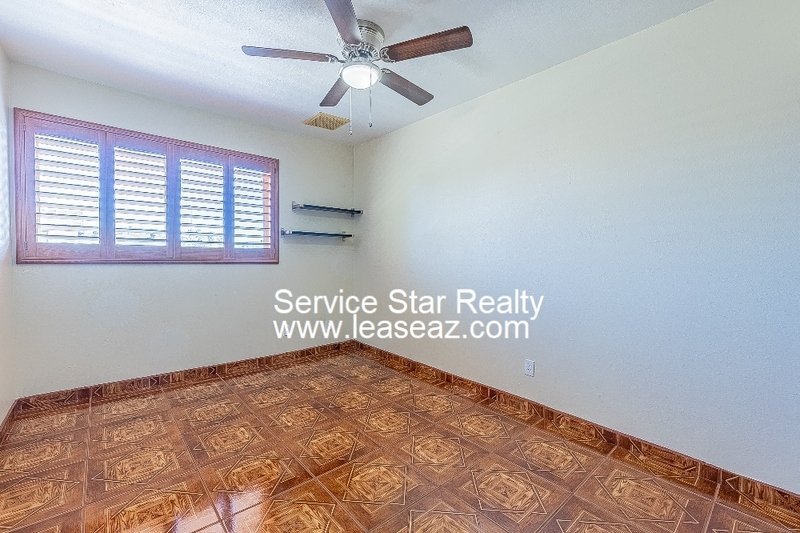 5 bedroom/ 3 bath with a POOL! 2 WEEKS FREE IF MOVED IN BY 11/30!! property image