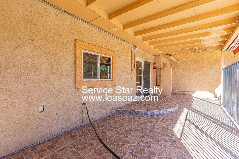 5 bedroom/ 3 bath with a POOL! 2 WEEKS FREE IF MOVED IN BY 11/30!! property image