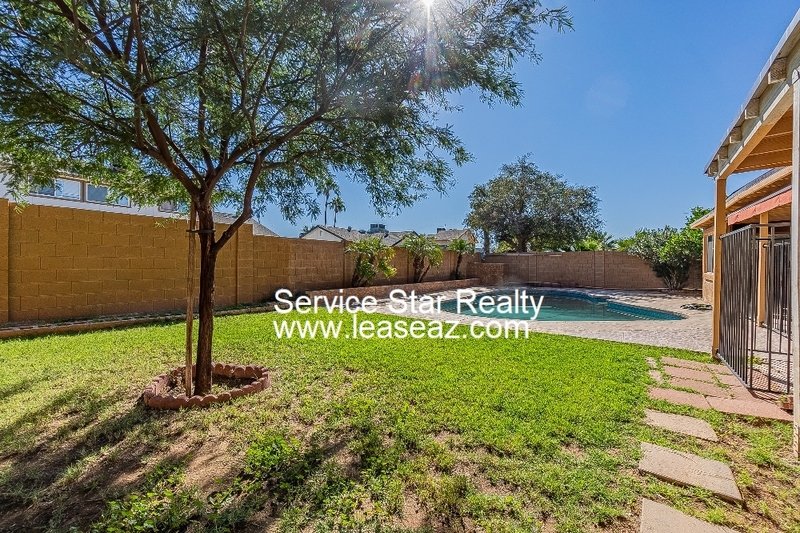 5 bedroom/ 3 bath with a POOL! 2 WEEKS FREE IF MOVED IN BY 11/30!! property image