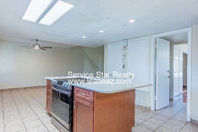 5 bedroom/ 3 bath with a POOL! 2 WEEKS FREE IF MOVED IN BY 11/30!! property image