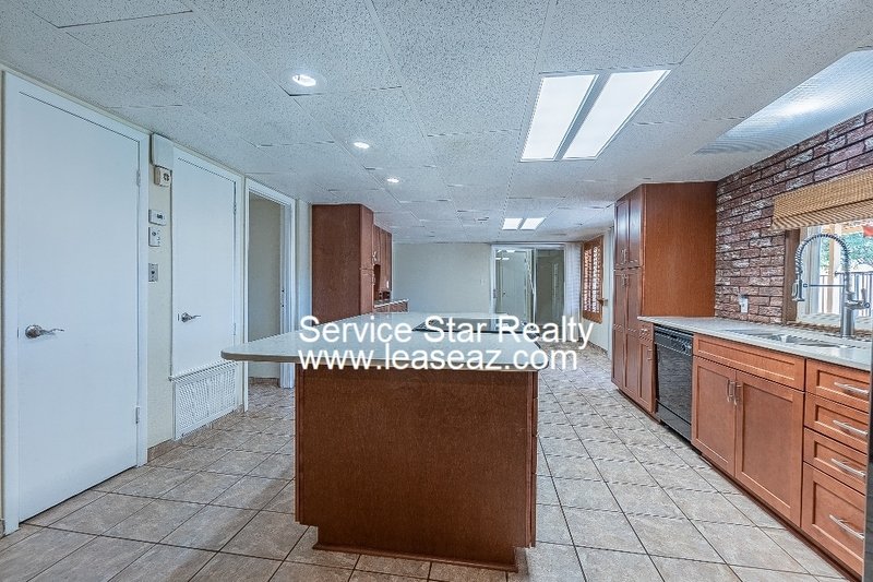 5 bedroom/ 3 bath with a POOL! 2 WEEKS FREE IF MOVED IN BY 11/30!! property image