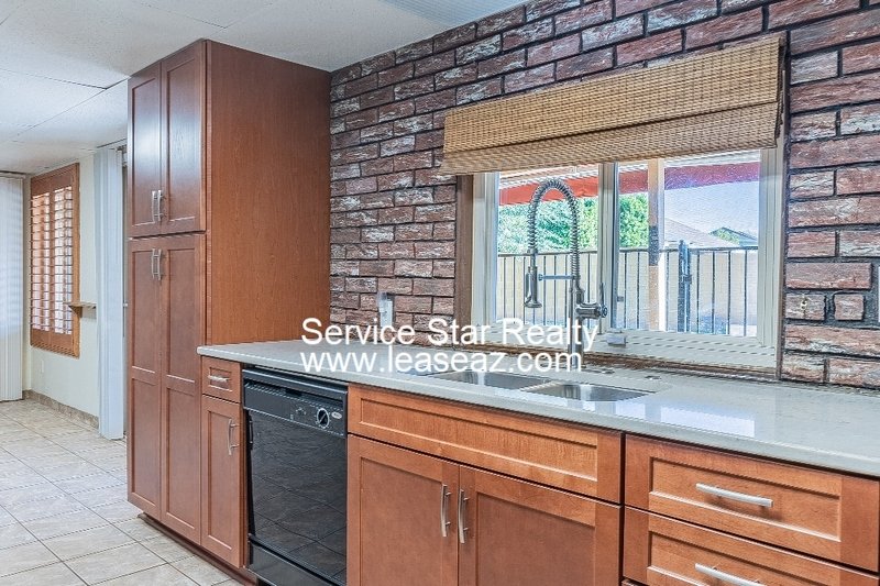 5 bedroom/ 3 bath with a POOL! 2 WEEKS FREE IF MOVED IN BY 11/30!! property image