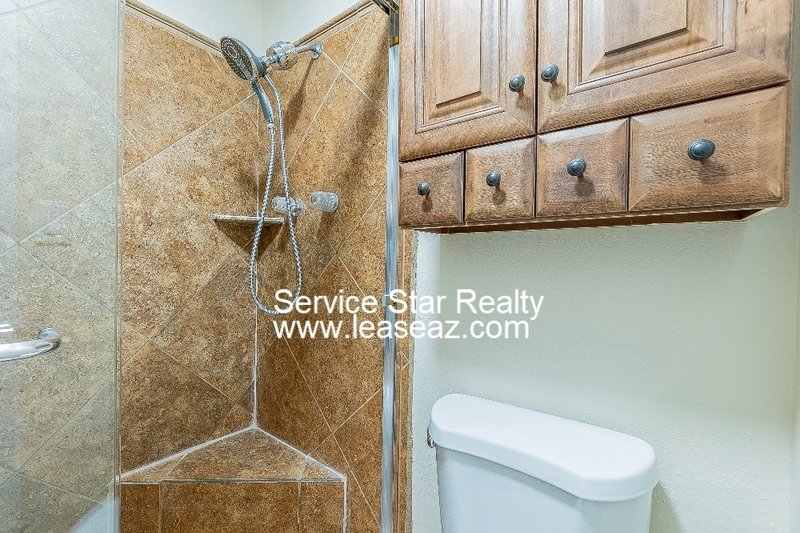 5 bedroom/ 3 bath with a POOL! 2 WEEKS FREE IF MOVED IN BY 11/30!! property image