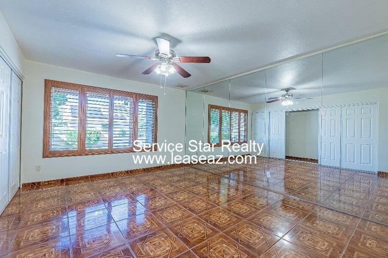 5 bedroom/ 3 bath with a POOL! 2 WEEKS FREE IF MOVED IN BY 11/30!! property image