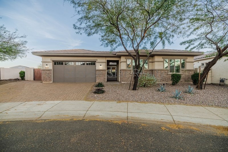 BEAUTIFUL 4 Bed + Den + Bonus Room property image