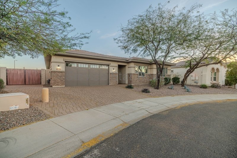 BEAUTIFUL 4 Bed + Den + Bonus Room property image