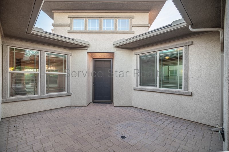 BEAUTIFUL 4 Bed + Den + Bonus Room property image