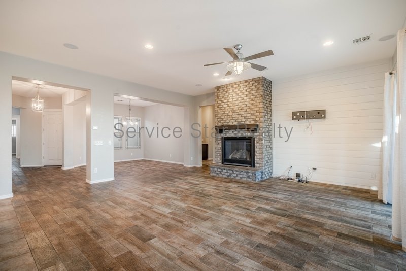 BEAUTIFUL 4 Bed + Den + Bonus Room property image