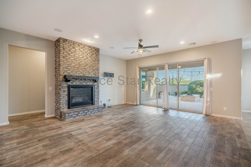 BEAUTIFUL 4 Bed + Den + Bonus Room property image