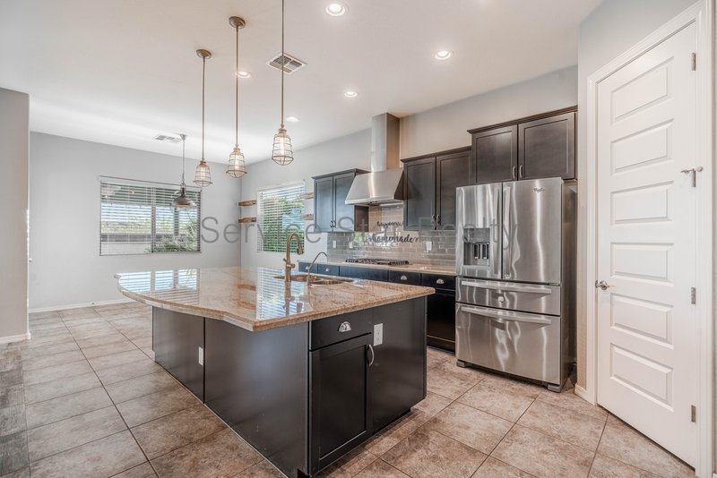 BEAUTIFUL 4 Bed + Den + Bonus Room property image