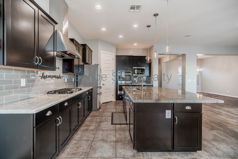 BEAUTIFUL 4 Bed + Den + Bonus Room property image