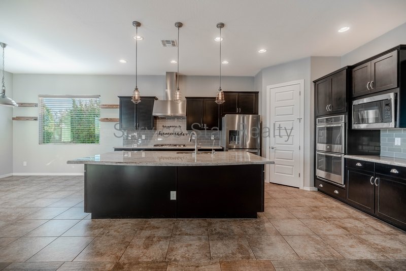 BEAUTIFUL 4 Bed + Den + Bonus Room property image