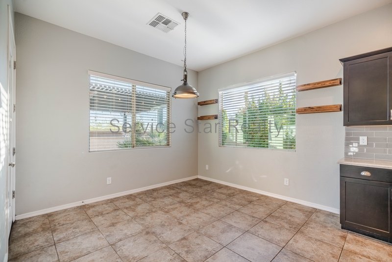 BEAUTIFUL 4 Bed + Den + Bonus Room property image